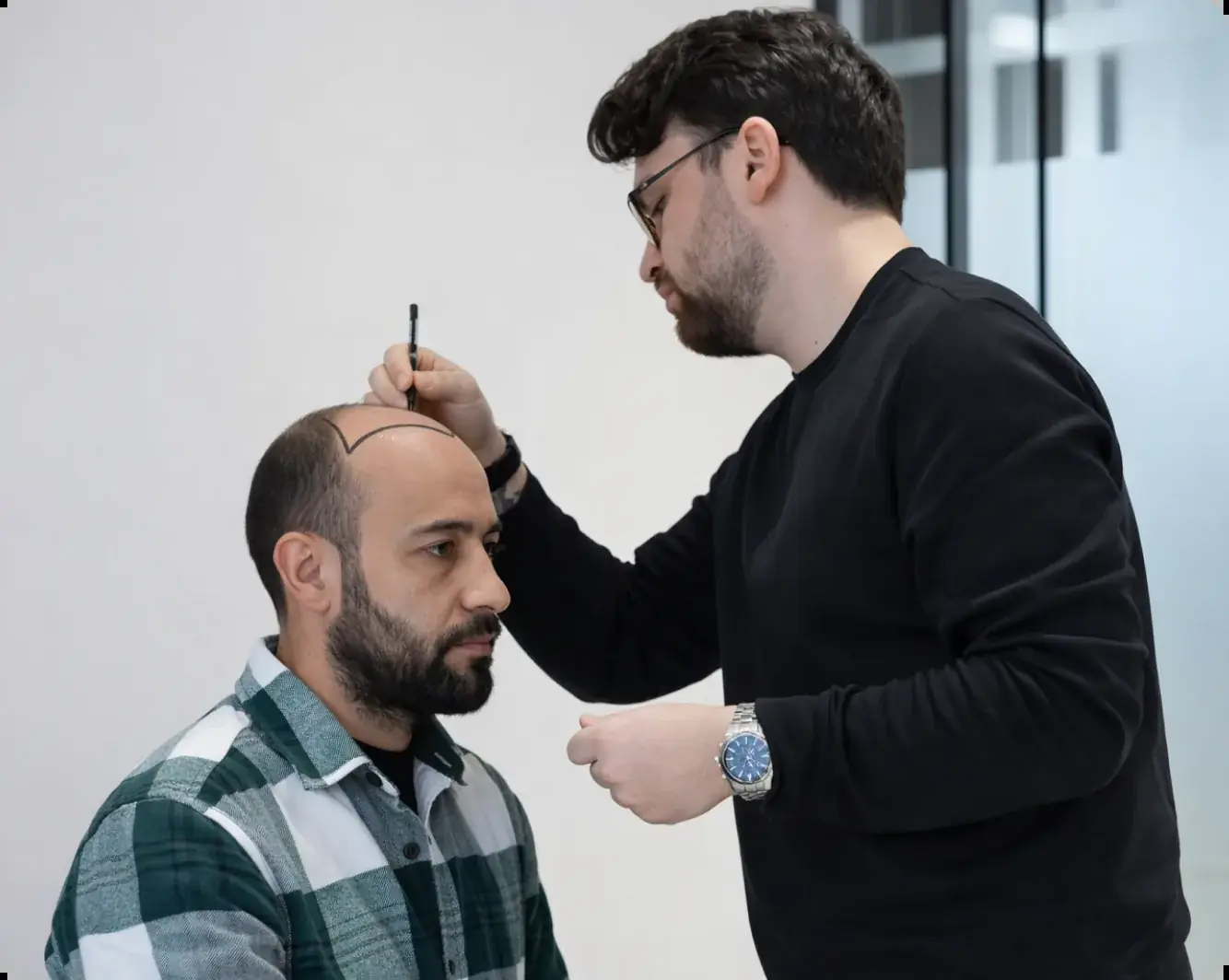 Die Haarlinie wird gemeinsam geplant und eingezeichnet